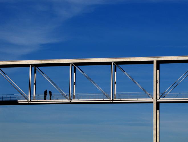 HJS Redaktion: Die gute Zusammenarbeit mit den Agenturen und ein ordentliches Medienbudget sind die Brücke zur Relevanz über Medien- und Ländergrenzen hinweg. (Foto: Rainer Sturm / www.pixelio.de)