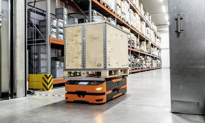 Corona pusht FTS: Das AGV L1 kann Paletten und Lasten bis zu einem Gewicht von 1500 kg transportieren und Anhängelasten bis zu 3000 kg ziehen. (Foto: Safelog / Joe Hoelzl Photography)