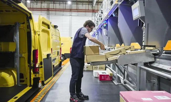 Hochleistungssorter – KEP-Einsatz bei der französischen Post in Poissy: Das Beladen der gelben 3,5-Tonner mit frisch sortierten Paketen. (Foto: Ferag / RS MEDIA WORLD Archiv)