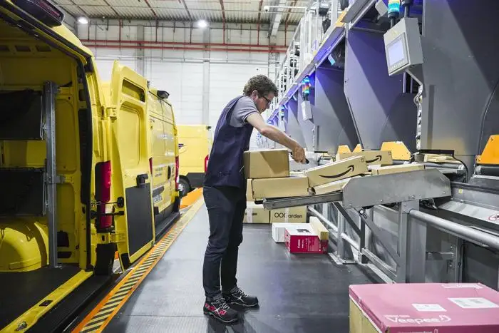 Hochleistungssorter – KEP-Einsatz bei der französischen Post in Poissy: Das Beladen der gelben 3,5-Tonner mit frisch sortierten Paketen. (Foto: Ferag / RS MEDIA WORLD Archiv)