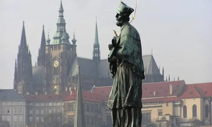 Stickoxide – Die Prager Innenstadt wird jetzt mit Technik aus Österreich von schädlichen NOx-Emissionen befreit. (Foto: Ursula Münch / www.pixelio.de)