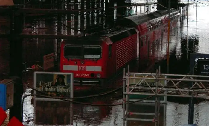 DB Schenker – Deutscher Bahn steht das Wasser Unterlippe-Oberkante. Mit dem Verkauf der Spedition kann sich die Staatsbahn zumindest teilsanieren. (Foto: RS MEDIA WORLD Archiv)