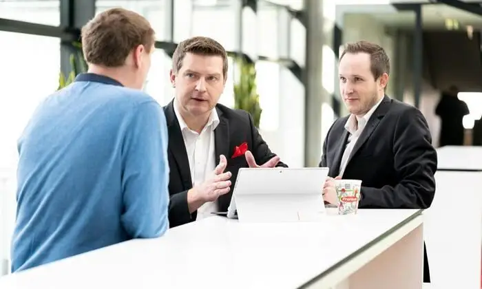 Battery-Charging – P. Gojer (re.) und A. Prielinger (li) (Foto: Fronius / RS MEDIA WORLD Archiv)