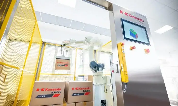 Kawasaki Robotics – Die Palettierlösung K-Pall lässt sich per Plug & Play rasch in bestehende Umgebungen integrieren. (Foto: Kawasaki Robotics / RS MEDIA WORLD)