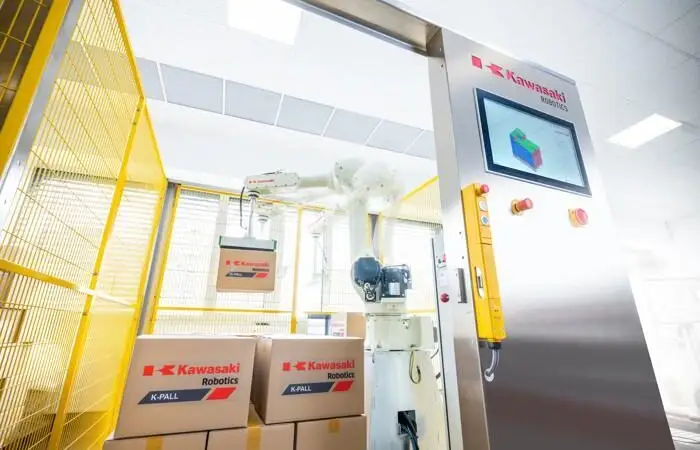 Kawasaki Robotics – Die Palettierlösung K-Pall lässt sich per Plug & Play rasch in bestehende Umgebungen integrieren. (Foto: Kawasaki Robotics / RS MEDIA WORLD)