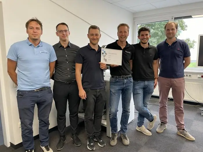 Schmachtl – Das neue Cobot-Team schneidert optimale Automationslösungen auf der Basis von Technologien von Universal Robots. (Foto: Schmachtl / RS MEDIA WORLD Archiv) (Auf Foto klicken und Cobot-Film ansehen)