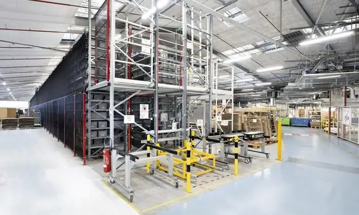 Küchen-Shuttle - Das platzsparendes Multishuttle-System von Dematic sorgt im Elsass für das schnelle und genaue Handling von Möbelbestandteilen. (Foto: Dematic / Knud Dobberke / RS MEDIA WORLD Archiv)