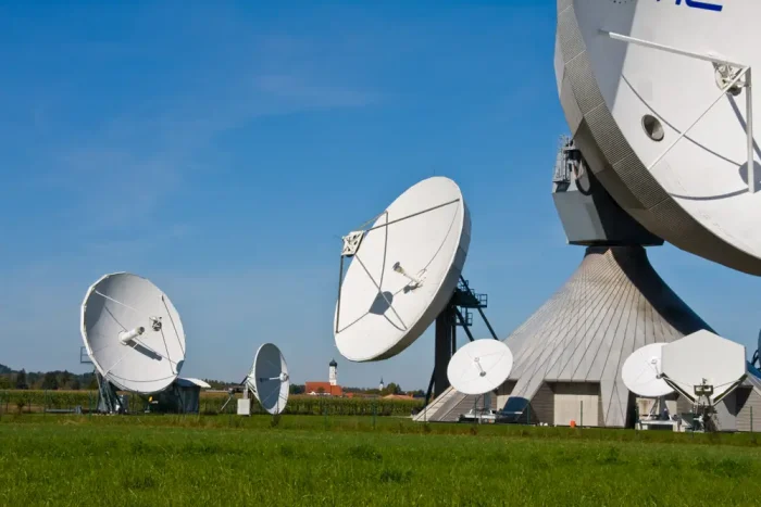 Echostar Mobile – Disruptiver Lösungsansatz bei der Konnektivität soll jetzt Logistik- Industrie 4.0- und IoT-Lösungen weltweit via Satellit möglich machen. (Foto: Thorben Wengert / www.pixelio.de)