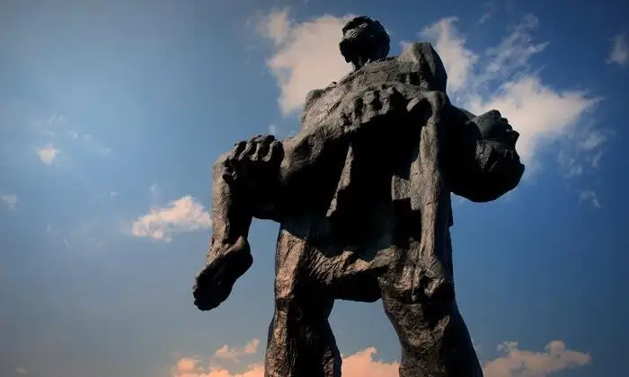 Logistikindikator Juni 2022 – Der Vernichtungskrieg Russlands gegen die Ukraine führt weltweit zu einer Kettenreaktion der Probleme. (Foto: Kriegsmahnmal in Chatyn, Ukraine. Thomas Schaal / www.pixelio.de)