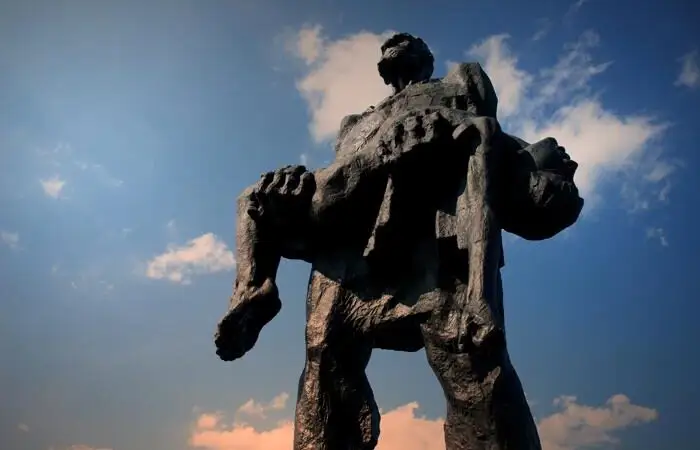 Logistikindikator Juni 2022 – Der Vernichtungskrieg Russlands gegen die Ukraine führt weltweit zu einer Kettenreaktion der Probleme. (Foto: Kriegsmahnmal in Chatyn, Ukraine. Thomas Schaal / www.pixelio.de)