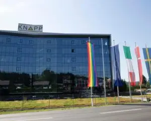 Diversity - Das Hissen der Regenbogenfahne vor dem KNAPP-Headquarter in Hart bei Graz ist der Startschuss für weitere Aktivitäten zum Thema Diversität. (Foto: Knapp / RS MEDIA WORLD Archiv)
