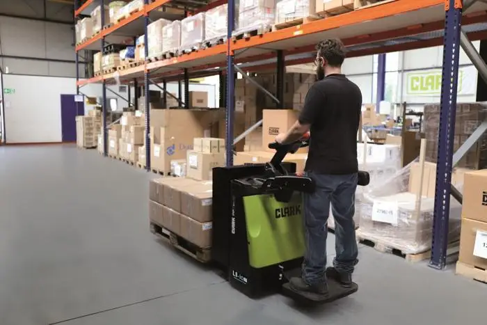 PPXS20 – Clark hat mit der Überarbeitung der Niederhubbaureihe noch effizientere und ergonomischer Fahrzeuge entwickelt. (Foto: Clark / RS MEDIA WORLD Archiv) 