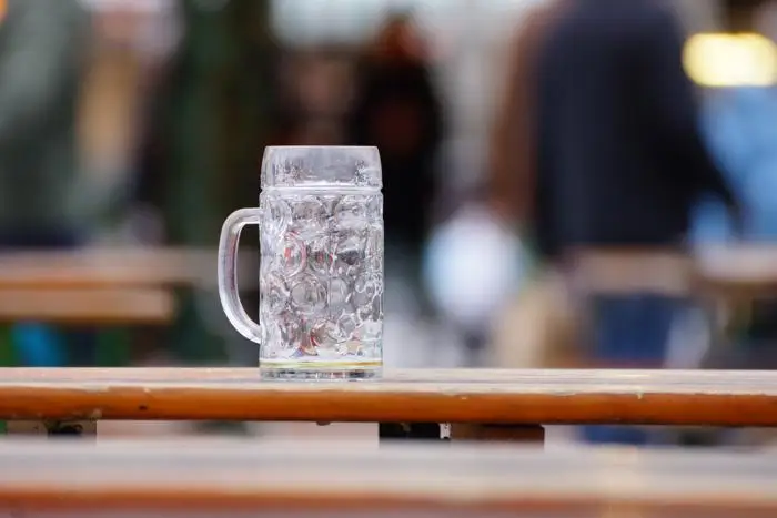 Grünes Lieferkettenmanagement – Ist die Tour schlecht geplant, bleiben die Bierkrüge leer. (Foto: Martin Jäger / www.pixelio.de)