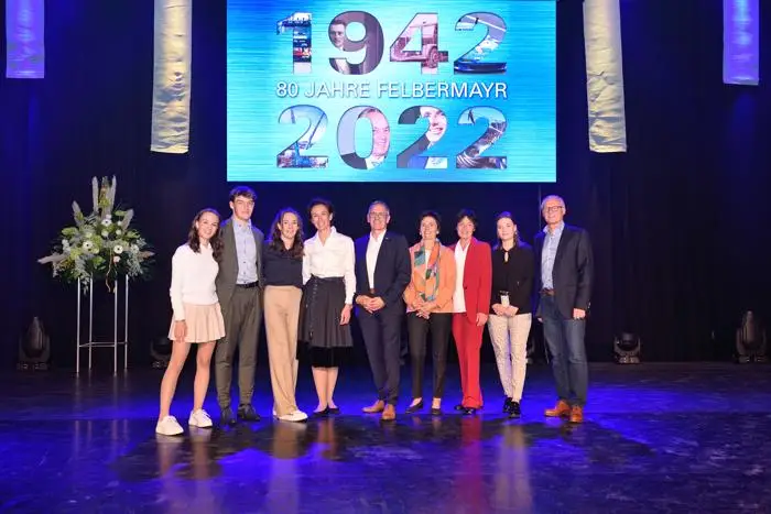 Jubiläum – Die Fam. Felbermayr ließ es sich nicht nehmen, das Firmenjubiläum, trotz herausfordernder Zeiten, mit 500 geladenen Gästen und 850 Mitarbeitern zu feiern. (Foto: Felbermayr / Thallinger / RS MEDIA WORLD Archiv)