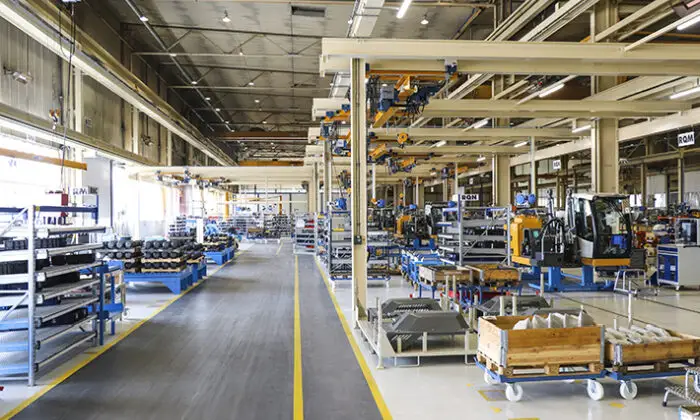 Produktionsversorgung – Die Herstellung von Liebherr-Geräten für den Tagebau werden mit Unterstützung einer High-end Automationslösung von KNAPP jetzt noch effizienter. (Foto: Liebherr / RS MEDIA WORLD Archiv)