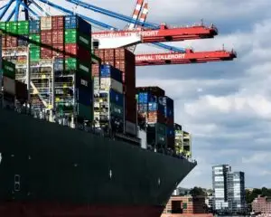 Containermarkt – Reedereien haben massiv mit Blind Links zu kämpfen und werden somit mit einem enormen Preisverfall konfrontiert. (Foto: Horst Schröder / www.pixelio.de)