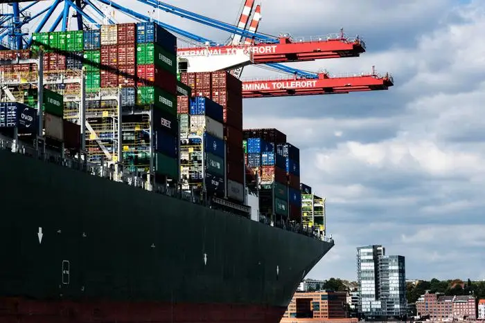 Containermarkt – Reedereien haben massiv mit Blind Links zu kämpfen und werden somit mit einem enormen Preisverfall konfrontiert. (Foto: Horst Schröder / www.pixelio.de)