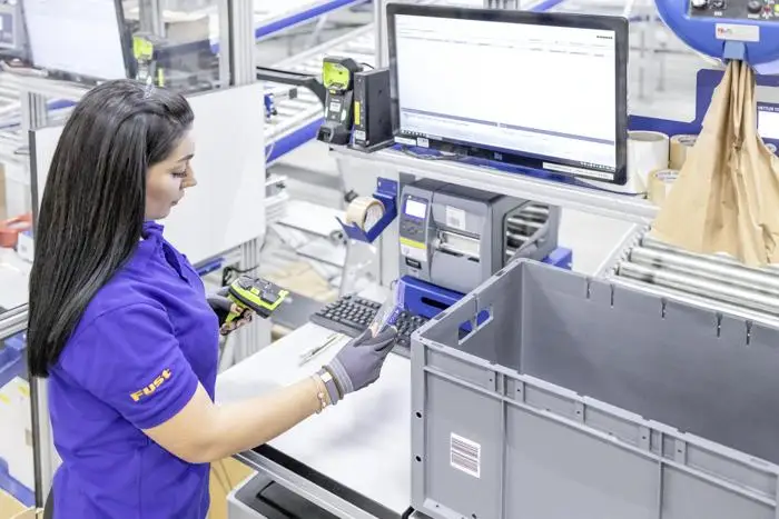 Multi Channel - An den implementierten Advanced Pick Stations können Pickleistungen von bis zu 665 Picks pro Stunde und Arbeitsplatz erreicht werden. (Foto: SSI / RS MEDIA WORLD Archiv)