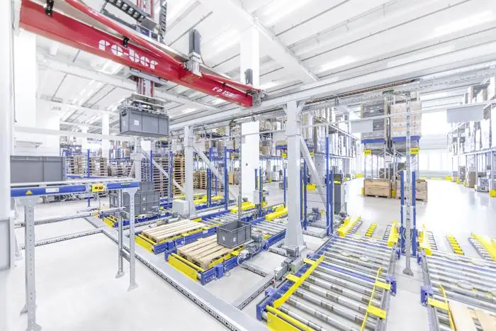 Multi Channel - Die Behälter für die Filialbelieferung werden nach der Kommissionierung mittels intelligentem Portal-Roboter vollautomatisch gestapelt. (Foto: SSI / RS MEDIA WORLD Archiv)