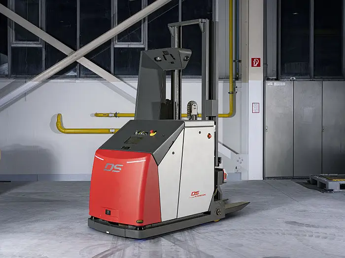 DS Automotion - Der fahrerlose Gegengewichtsstapler AMADEUS counter mit bis zu 2,8 m Hubhöhe und 1,2 t Tragfähigkeit wird auf der LogiMAT 2023 live zu sehen sein. (auf Foto klicken und Film schauen / Foto: DS Automotion / RS MEDIA WORLD Archiv)