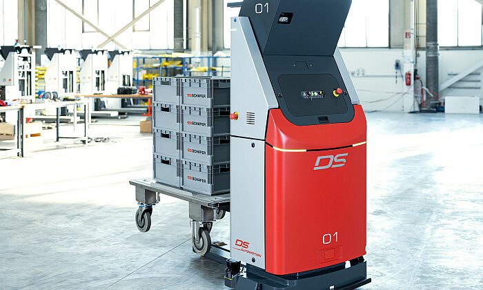 DS Automotion - Das kompakte, modular aufgebaute Radarm-FTF LUCY. Das wendige Leichtgewicht kann bis zu 500 kg transportieren und maximal 600 mm hoch heben. (auf Foto klicken und Filmansehen / Foto: DS Automotion / RS MEDIA WORLD Archiv)