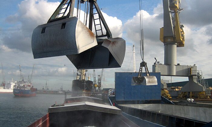 Kriegswirtschaft – Deutschland produzierte weniger Stahl. Deswegen wurde auch weniger Eisenerz verschifft. (Foto: Kirsten Vollmer / pixelio.de)