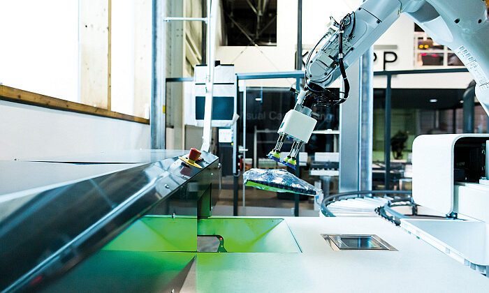 Zero Touch Fulfillment - Zusätzlich zur Kommissionierung kann Pick-it-Easy Robot auch die automatische Warenaufgabe von Artikeln in Taschen übernehmen. (Foto: Knapp / RS MEDIA WORLD Archiv)