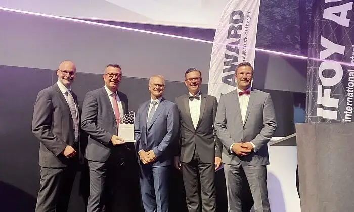 ARCOS - DS Automotion gewinnt den IFOY 2023 mit seiner Fahrzeugsoftware für fahrerlose Transportsysteme AGV und AMR. (v.l.) R. Lengyel, W. Hillinger, M. Hummenberger (alle DS Automotion), S. Bersch, M. Böhmer (alle SSI Schäfer) (Foto: SSI / RS MEDIA WORLD Archiv)