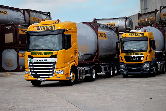 Chemielogistik - Im Rahmen des Bertschi-Dow-Pilotprojekts wird auf der ersten und letzten Meile eine spezielle Flotte von mit HVO betriebenen LKW eingesetzt. (Foto: Bertschi / RS MEDIA WORLD