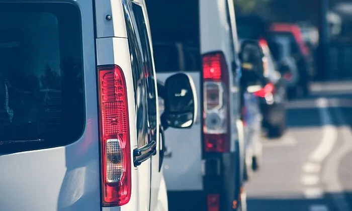 Verkehrsstudie 2023 – Fahrer:innen sind mit Job zufrieden, es mangelt jedoch an äußeren Faktoren wie Verkehrssicherheit und Staus, welche den Job erschweren. (Foto: 2017 ddisq / Shutterstock)