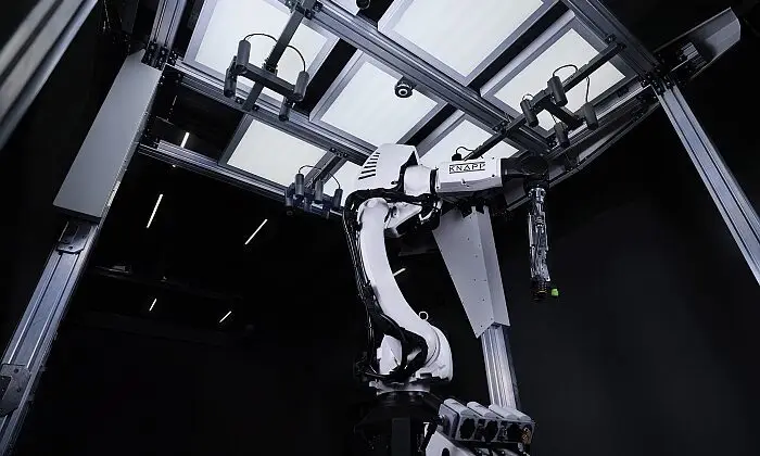 Knapp – Die leistungsstarke KI-Roboterstation der österreichischen Hightech-Schmiede, Pick-it-Easy Robot, handhabt zuverlässig Artikel mit unterschiedlichen Eigenschaften. (Foto: Knapp / RS MEDIA WORLD archive)