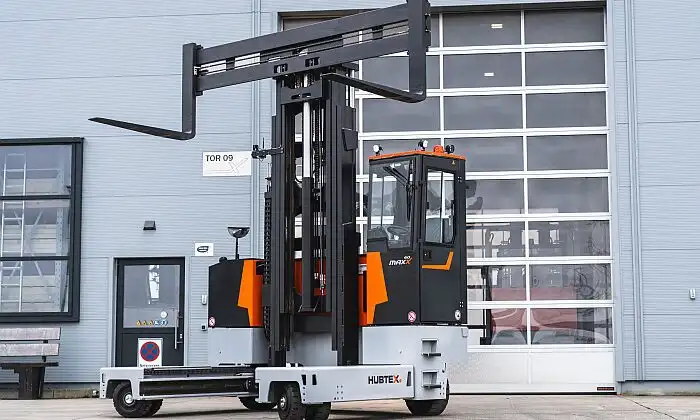 MaxX 60 – Der neue Elektro-Seitenstapler ist so konzipiert, dass er sich für einen breiten Anwendungsbereich im Langguthandling eignet. (Foto: Hubtex / RS MEDIA WORLD archive)