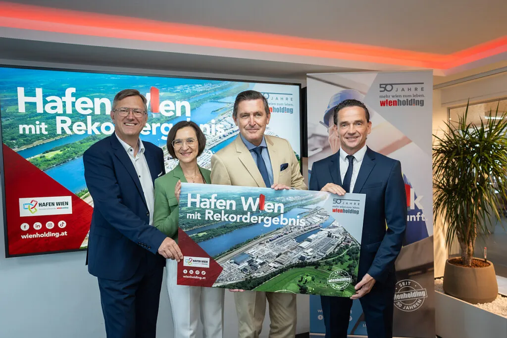 Hafen Wien - Das Management freut sich über ein Rekordergebnis 2023. (v.l.) F. Lehr, D. Pulker-Rohrhofer, P. Hanke, K. Gollowitzer (Foto: David Bohmann / RS MEDIA WORLD archive)