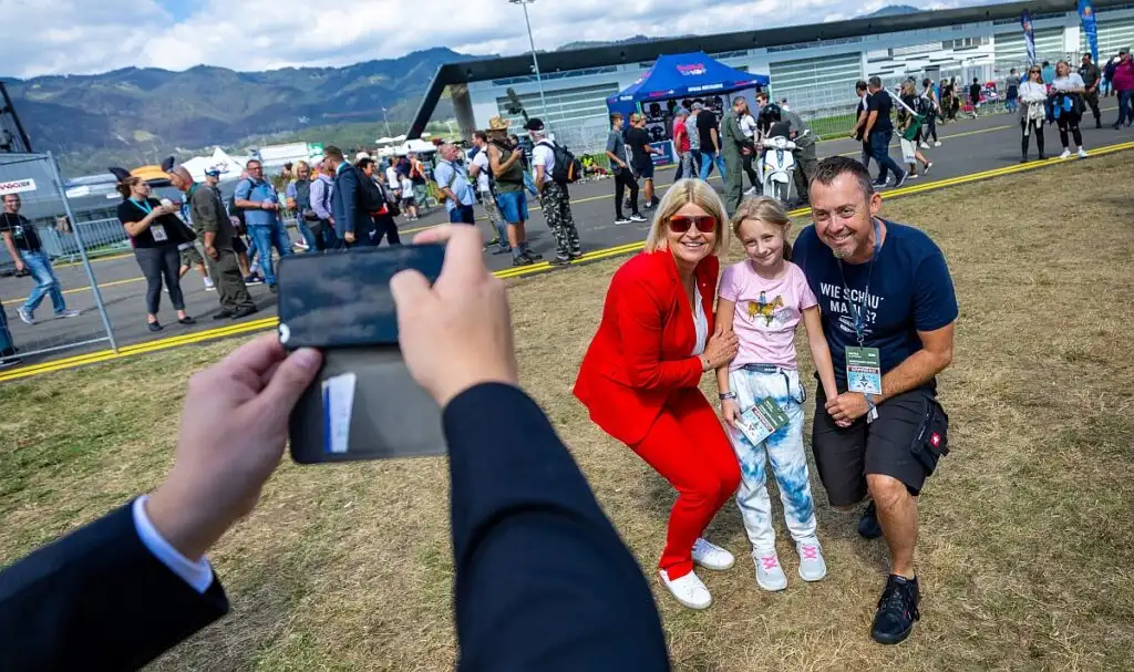 Airpower24 – Es ist ein Event für die ganze Familie. (v.l.) Gastgeberin BM Klaudia Tanner (Foto: Impression der Airpower22 / Bundesheer / RS MEDIA WORLD archive)