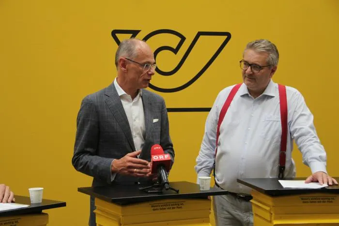 Post Systemlogistik – W. Oblin (li.): “Durch die Kooperation mit ReIntegra können wir Menschen mit psychischen Erkrankungen beim Wiedereinstieg ins Berufsleben unterstützen.” (Foto: RS MEDIA WORLD)