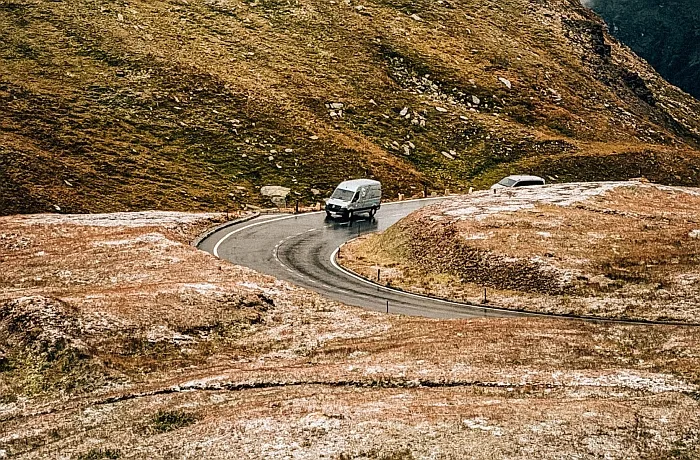 eSprinter – Die Großglockner Hochalpenstraße ist eine physische und meteorologische Herausforderung sowohl für Menschen aber auch für das Material. (Foto: Peak Motion Films / RS MEDIA WORLD archive)
