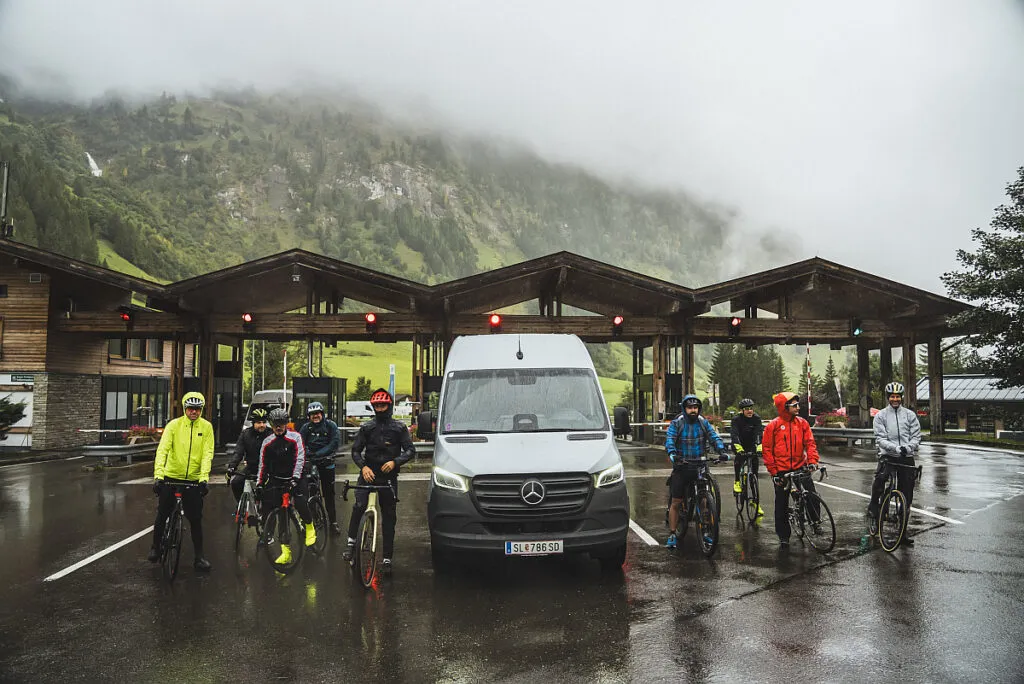 eSprinter – Am 9. September startete am Beginn der Großglockner Hochalpenstraße die Everesting Challenge mit dem Kastenwagen von Mercedes-Benz bei strömendem Regen. (Foto: Peak Motion Films / RS MEDIA WORLD archive)