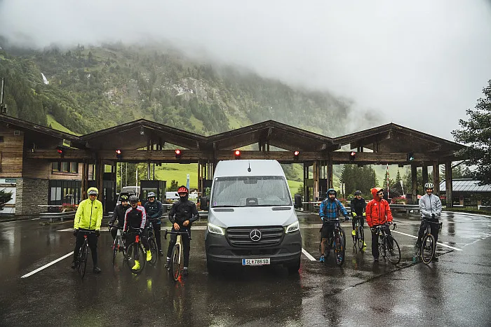 eSprinter – Am 9. September startete am Beginn der Großglockner Hochalpenstraße die Everesting Challenge mit dem Kastenwagen von Mercedes-Benz bei strömendem Regen. (Foto: Peak Motion Films / RS MEDIA WORLD archive)