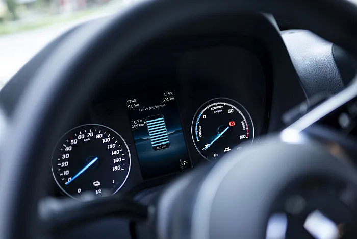 eSprinter – Das Cockpit des Fahrzeugs informiert den Anwender genau über alles, was er wissen muss. (Foto: Peak Motion Films / RS MEDIA WORLD archive)
