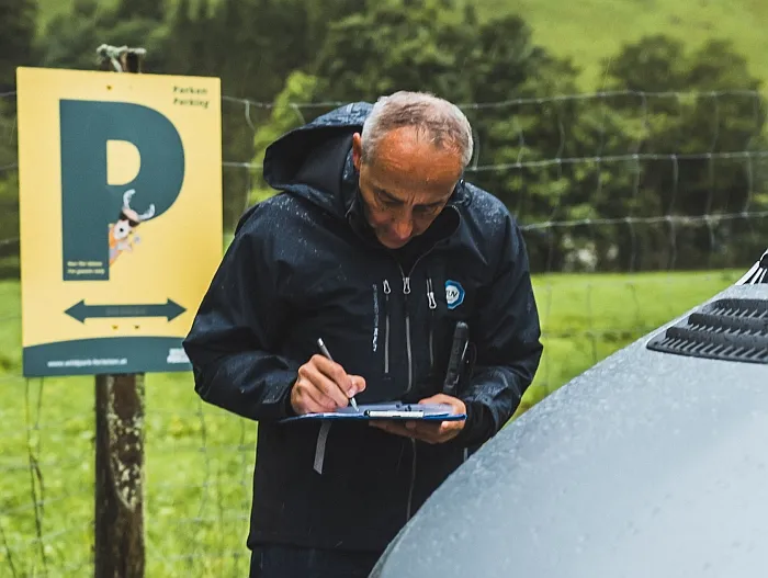eSprinter – TÜV Süd und Prof. W. Gruber nahmen genau Maß, um die Testergebnisse akurat festzuhalten. (Foto: Peak Motion Films / RS MEDIA WORLD archive)