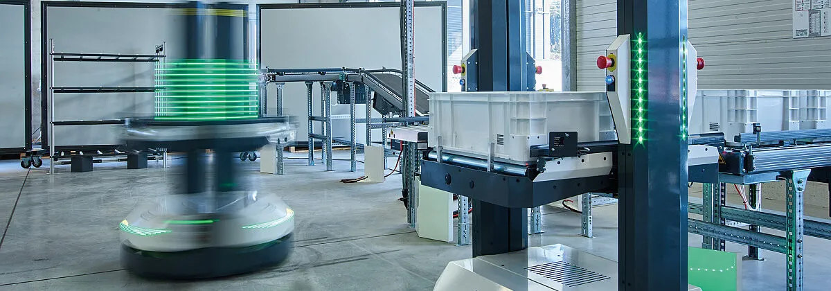 Nordwest - Die Open Shuttles (autonome mobile Roboter von Knapp), sorgen künftig für die innerbetrieblichen Transporte von Kleinteilen beim PVH. Sie werden das Kleinteilelager mit den Konsolidierungsarbeitsplätzen flexibel verbinden und sind für die Zukunft erweiterbar. (Foto: Knapp / RS MEDIA WORLD archive)