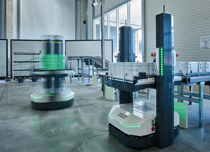 Nordwest - Die Open Shuttles (autonome mobile Roboter von Knapp), sorgen künftig für die innerbetrieblichen Transporte von Kleinteilen beim PVH. Sie werden das Kleinteilelager mit den Konsolidierungsarbeitsplätzen flexibel verbinden und sind für die Zukunft erweiterbar. (Foto: Knapp / RS MEDIA WORLD archive)