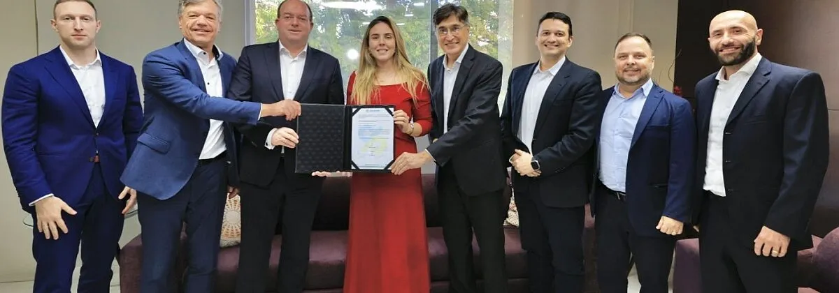 (v.l) A. Garbar, R. V.d. Plas, M. Bangen, J. Romero, H. Figueirêdo, F. Feijó A. Magalhães, F. Grandchamp nach der Unterzeichnung der gemeinsamen Absichtserklärung. (Foto: duisport / HJS MEDIA WORLD archive)