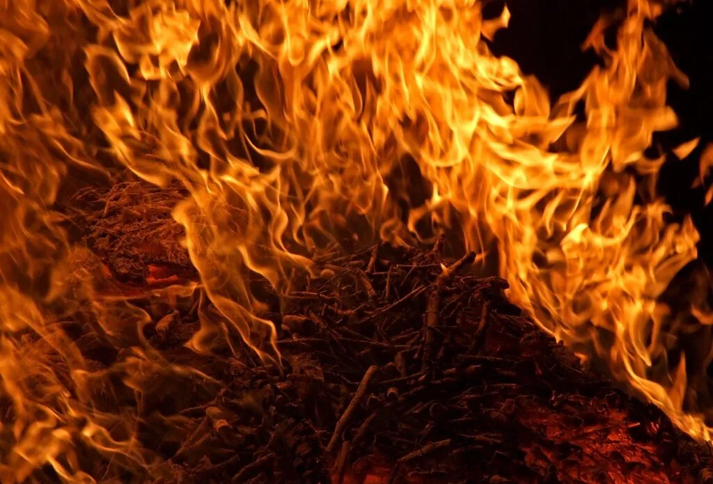 BDI - Bei der deutschen Industrie ist Feuer am Dach, denn sie erwartet auch im Jahr 2025 einen Rückgang der Produktion um 0,1 Prozent. (Foto: R. Bräuning / www.pixelio.de)