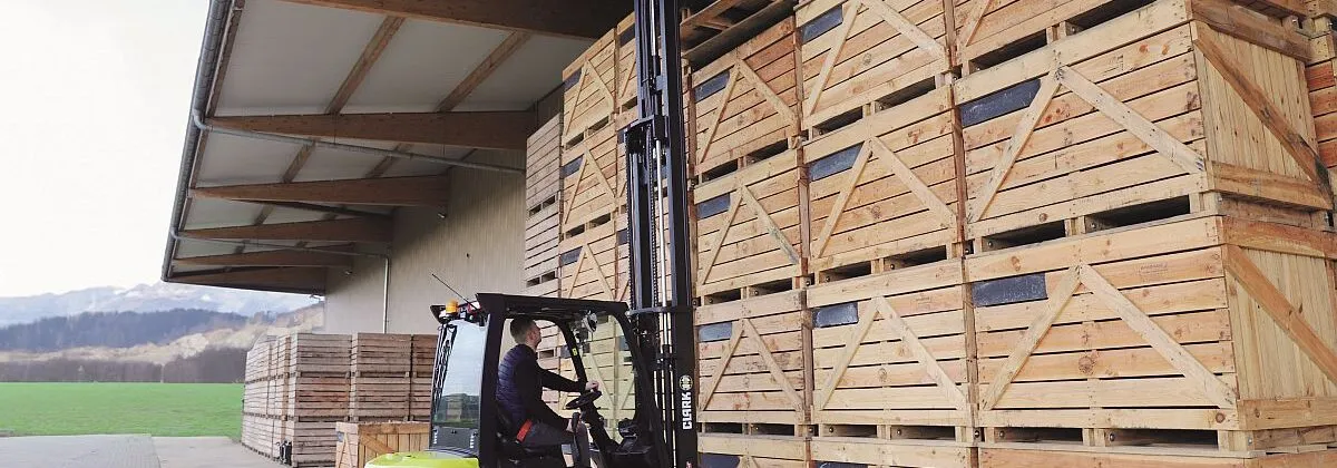 Clark auf der LogiMAT 2025 – Die neuen Crossover-Baureihen L25-35XE und S25-35XE mit Tragfähigkeiten von 2,5 bis 3,5 Tonnen werden erstmals der Öffentlichkeit vorgestellt. (Foto: Clark / HJS MEDIA WORLD archive)