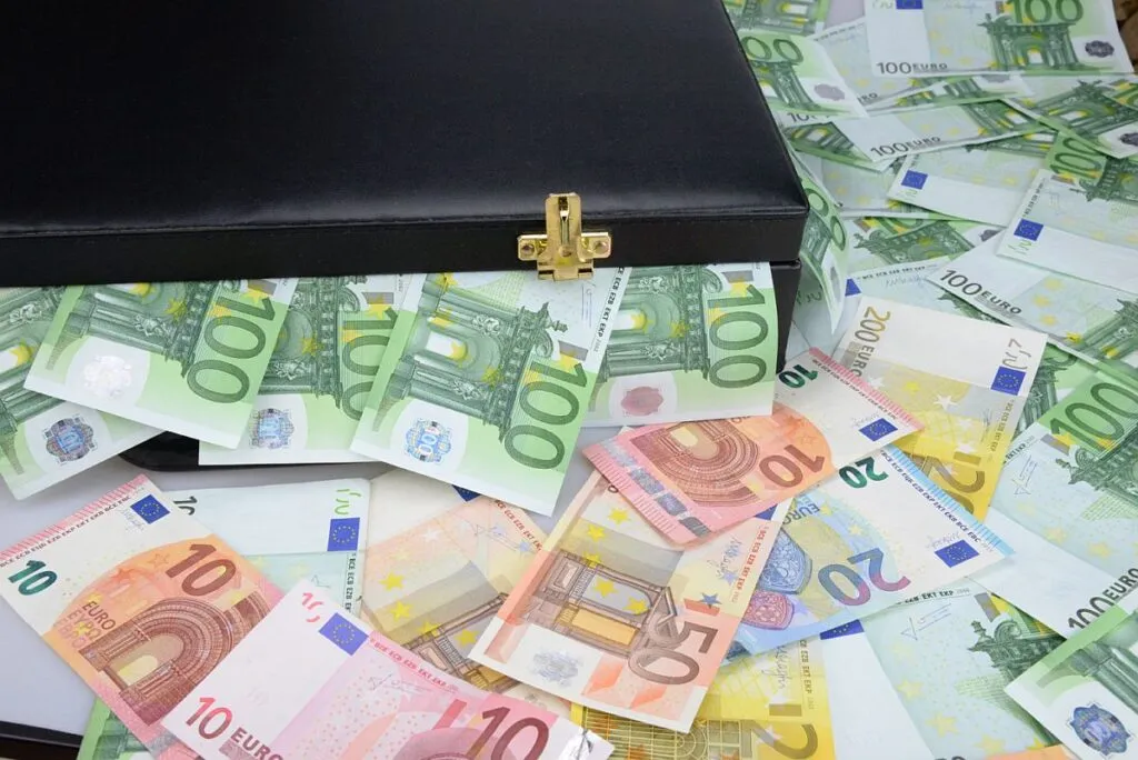 Cybercrime – Die Geldkoffer der organisierten (teilweise staatlichen) Kriminalität wurden 2024 prall gefüllt. (Foto: fotoArt by Thommy Weiss / www.pixelio.de)