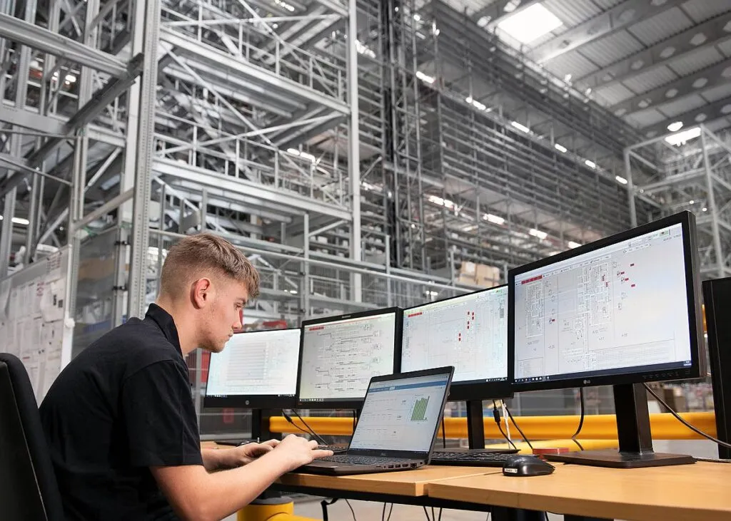 Dematic auf der LogiMAT 2025 - Die Dematic-Software und ihre zentrale Funktion als „Gehirn“ der Anlagensteuerung sind hier in gleich mehreren Showcases erlebbar. (Foto: Dematic / HJS MEDIA WORLD archive)