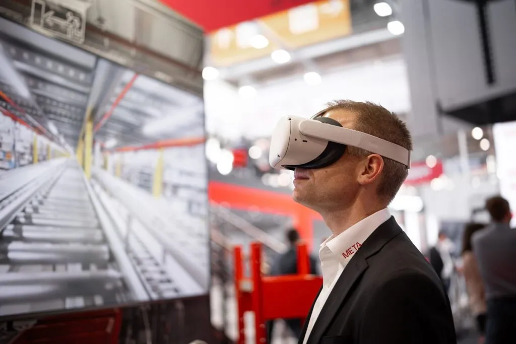 META auf der LogiMAT 2025 – Durch eine VR-Brille können Interessenten einige realisierte Projekte live erleben. (Foto: META / HJS MEDIA WORLD archive)