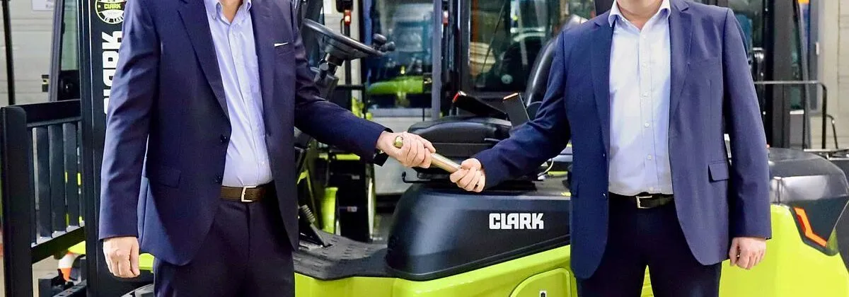 Clark Europe – S. Budweit (li.) übernimmt den Staffelstab von R. Eiten. (Foto: Clark / HJS MEDIA WORLD archive)