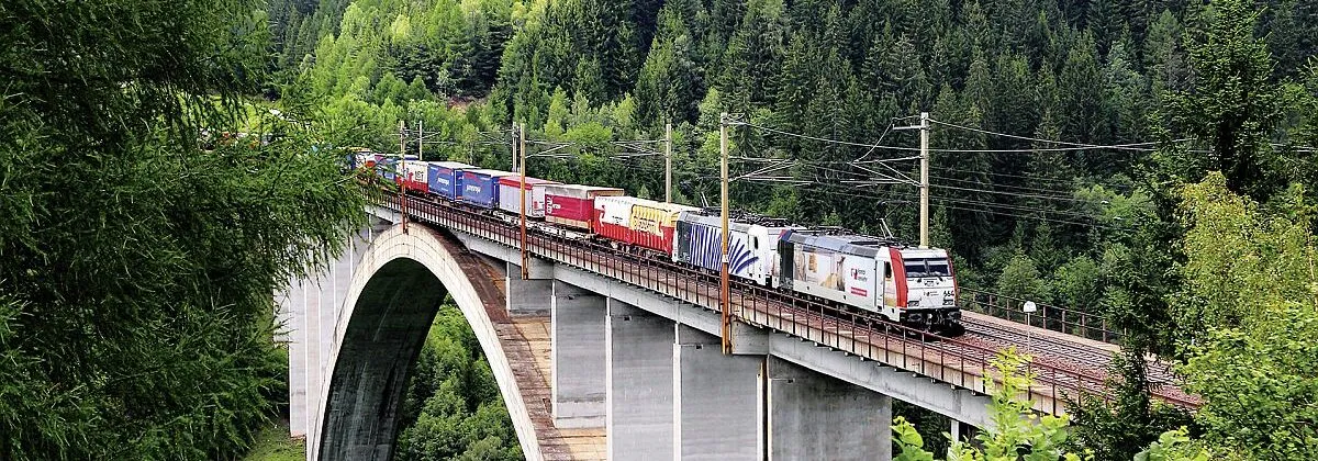 Kombiverkehr – Mit der Erweiterung seiner Kapazitäten über den Brenner entlasten die Frankfurter Logistiker den Straßengüterverkehr via Luegbrücke über den Brenner. (Foto: Kombiverkehr / HJS MEDIA WORLD archive)